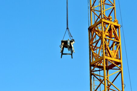 Crane arm lift loads circular saw