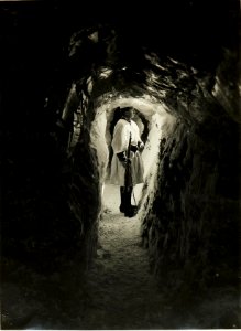 Posten im Schneetunnel am Lanzenkopf. (25-4.1917.) (BildID 15500624)