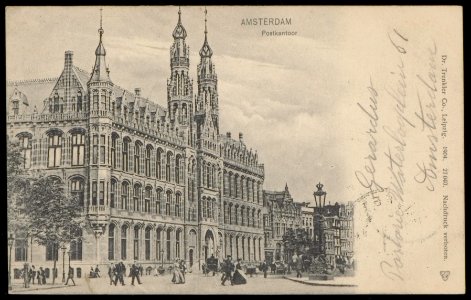 Postkantoor, Nieuwezijds Voorburgwal 182 met rechts één van de sierlantaarns rondom het koninklijk paleis, Afb PBKD00360000010