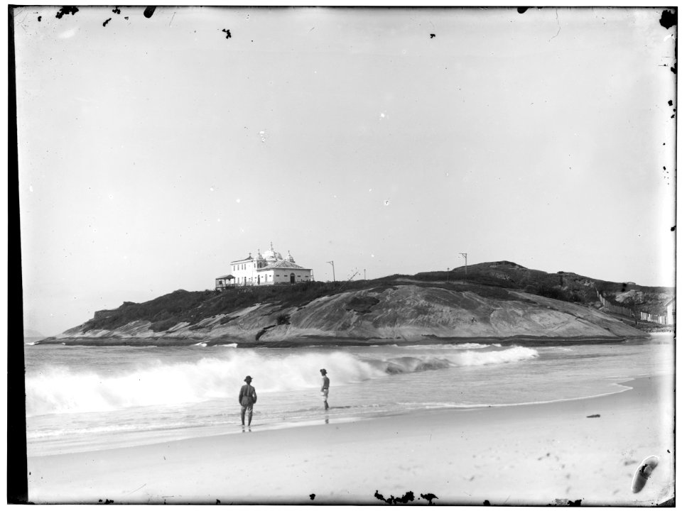 Praia de Copacabana, ao fundo a Igreja de Nossa Senhora de Copacabana - 2