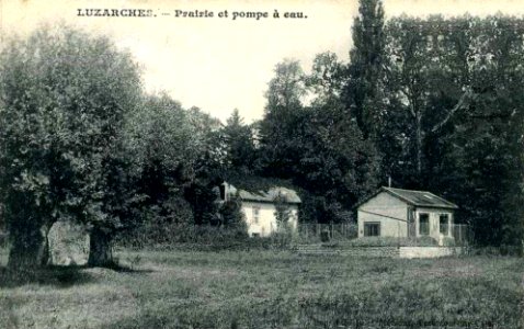 Prairie et pompe à eau