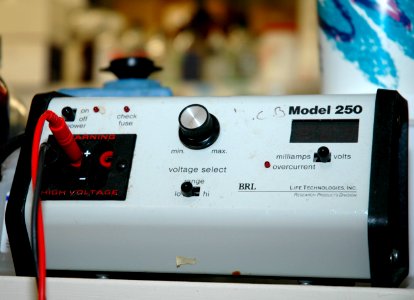 Power source for running gels