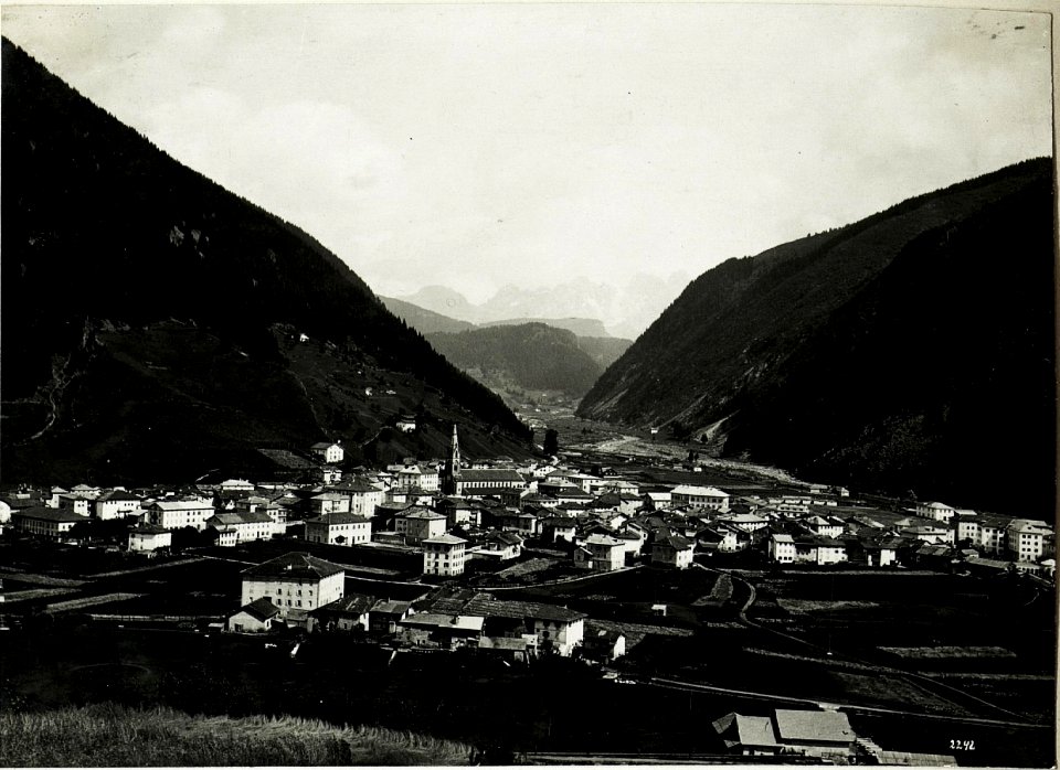 Predazzo mit Palagruppe, im Hintergrund Travignolatal, Dossacchio, Hang der kleinen Lusia. (BildID 15588015)