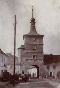 Pražská brána ve Velvarech (Duras)