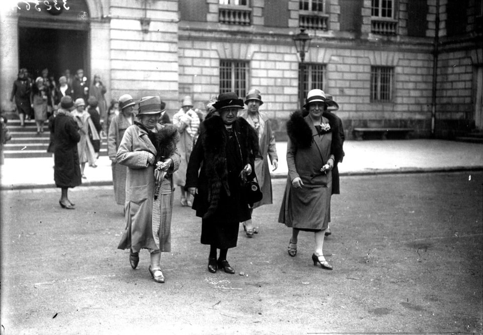 Première sortie de l'automobile Club féminin - la Duchesse d'Uzès à Rambouillet - (photographie de presse) - Agence Meurisse