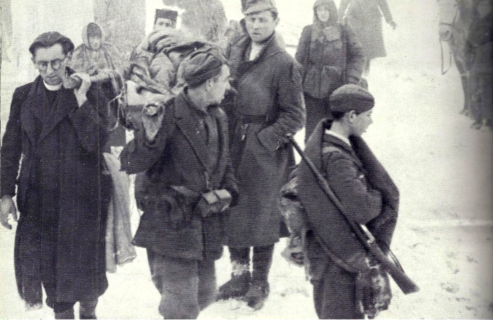 Prenos ranjencev 14 divizije na Paškem Kozjaku 19. februarja 1944. Prvi z leve je verski referent divizije Jože Lampret