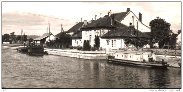 Pouilly-en-Auxois. Le Toueur electrique de 1893 Remorqueur mu à l´electricite du canal de Bourgogne dans le bassin