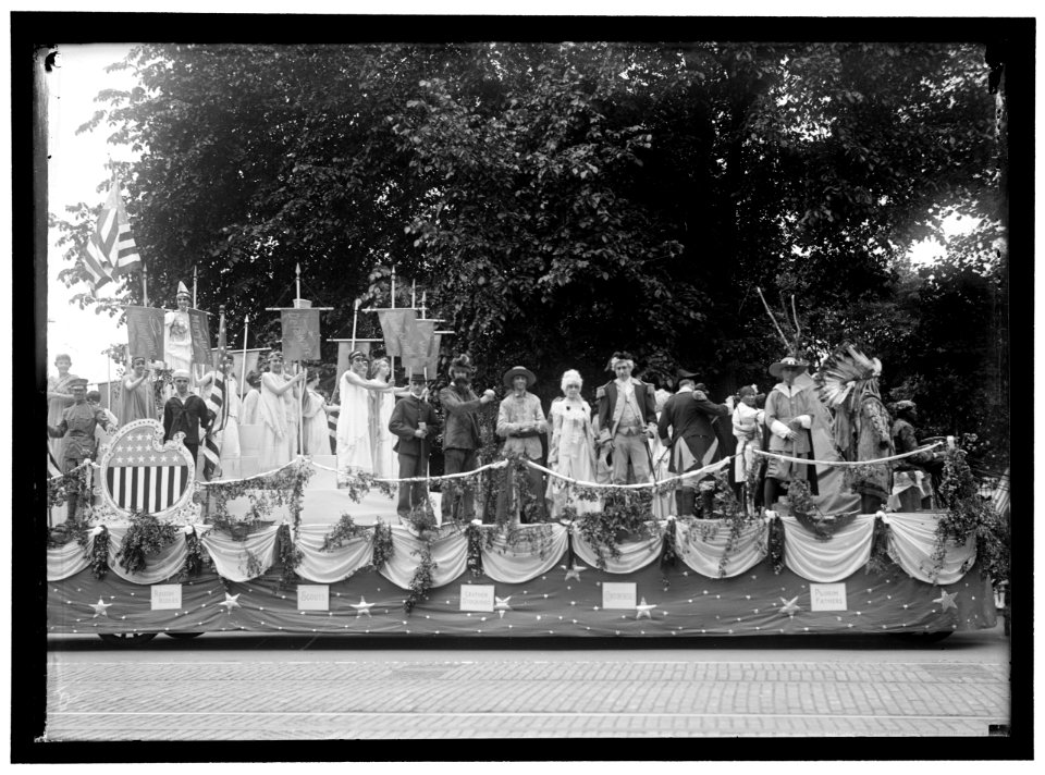 PREPAREDNESS PARADE- COLONIAL AND INDIAN FLOAT LCCN2016866997