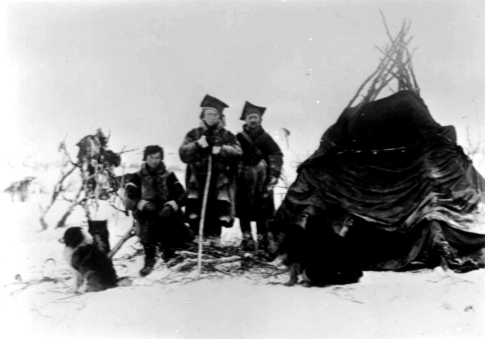 Povel Smuk med sine sønner utenfor sitt vintertelt, Neiden Sør-Varanger, Finnmark,1890-årene - Norsk folkemuseum - NF.05063-005