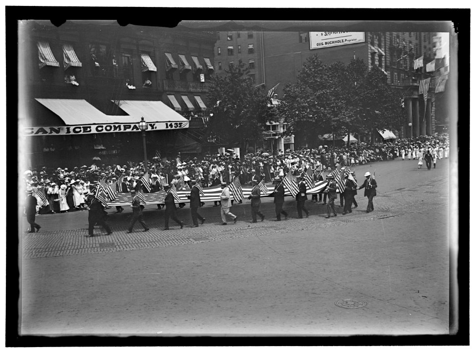 PREPAREDNESS PARADE- MEN CARRYING HUGE FLAG LCCN2016867002