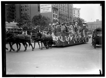 PREPAREDNESS PARADE. COLONIAL AND INDIAN FLOAT LCCN2016866533