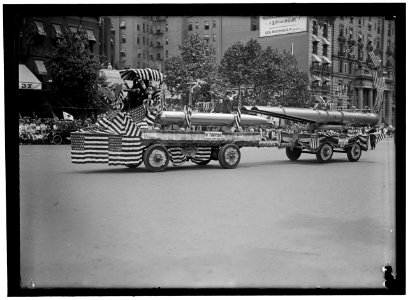 PREPAREDNESS PARADE. FLOAT WITH TORPEDOES LCCN2016866801