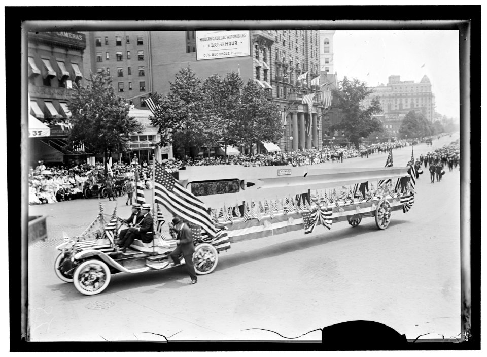 PREPAREDNESS PARADE, BIG GUN FLOAT LCCN2016866522