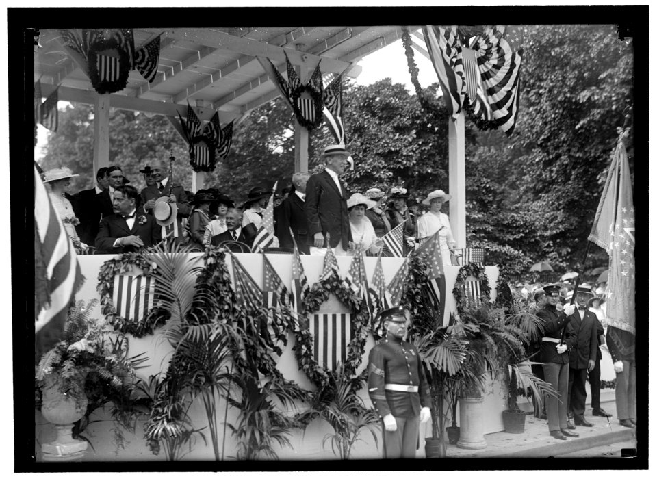 PREPAREDNESS PARADE. REVIEWING STAND. PRESIDENT AND MRS. WILSON; SECRETARY AND MRS. LANSING; MRS. McADOO; GUDE; KAUFFMANN, ETC. IN THE VARIOUS VIEWS LCCN2016866530