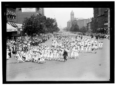 PREPAREDNESS PARADE. SCHOOLGIRLS LCCN2016866613