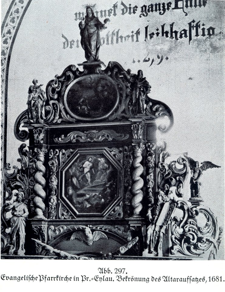 Pr-Eylau, Evangelische Pfarrkirche, Altaraufsatz, Bekrönung, 1681, Bildhauer Joh. Pfeffer (zugeschrieben)