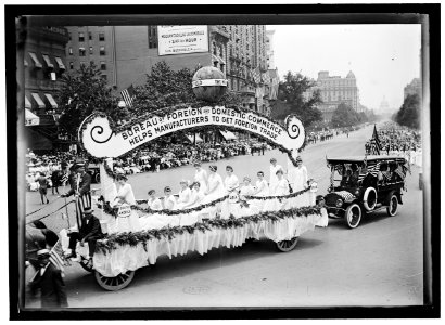 PREPAREDNESS PARADE. BUREAU OF FOREIGN AND DOMESTIC COMMERCE FLOAT LCCN2016866839
