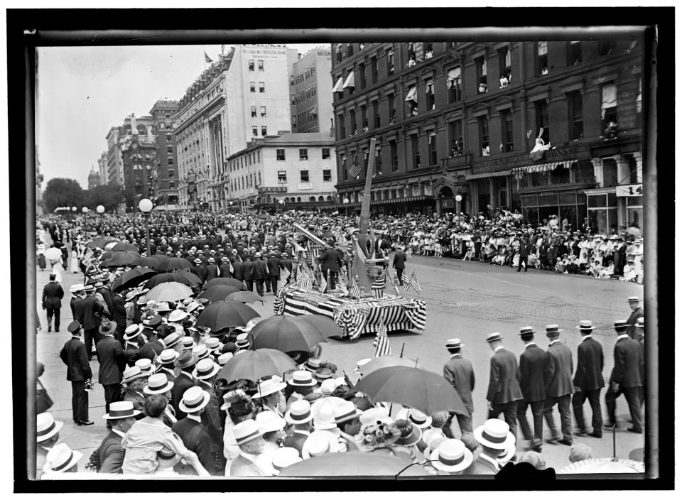 PREPAREDNESS PARADE. FLOAT WITH GUNS LCCN2016866907