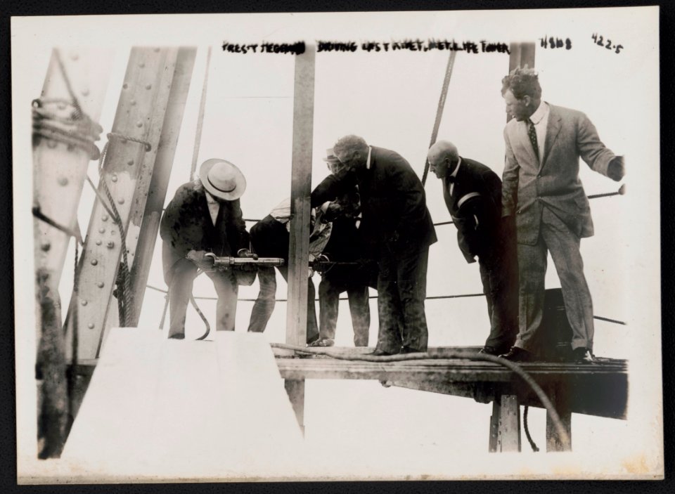 Pres't Hegeman driving last rivet, Met. Life tower LCCN97503282