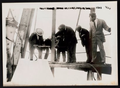 Pres't Hegeman driving last rivet, Met. Life tower LCCN97503282