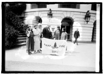 Pres. & Mrs. Harding & Campfire Girls, (6-17-21) LCCN2016845449
