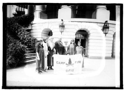 Pres. & Mrs. Harding & Campfire Girls, 6-17-21 LCCN2016845452