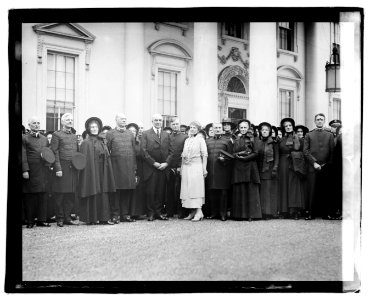 Pres. & Mrs. Harding with Salvation Army, 4-9-21 LOC npcc.03893