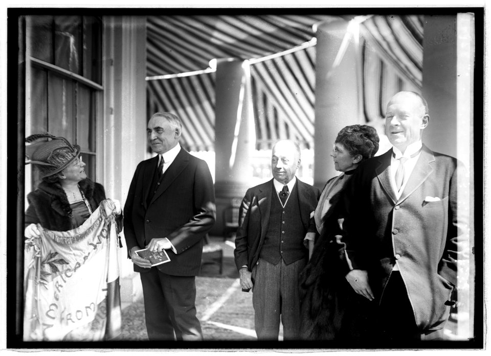 Pres. & Mrs. Harding, 4-2-21 LCCN2016845021