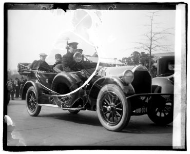 Pres. & Mrs. Wilson in auto LCCN2016827584