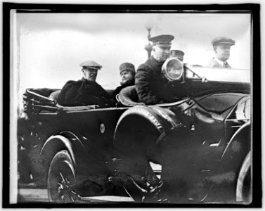 Pres. & Mrs. Wilson in car LCCN2016851722
