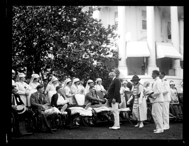 Pres. and Mrs. Harding shaking hands with veterans at White House garden party (Washington, D.C.) LCCN2016891459