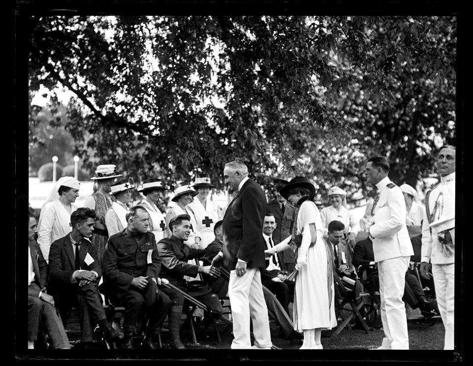 Pres. and Mrs. Harding shaking hands with wounded soldiers at the garden party (Washington, D.C.) LCCN2016891460