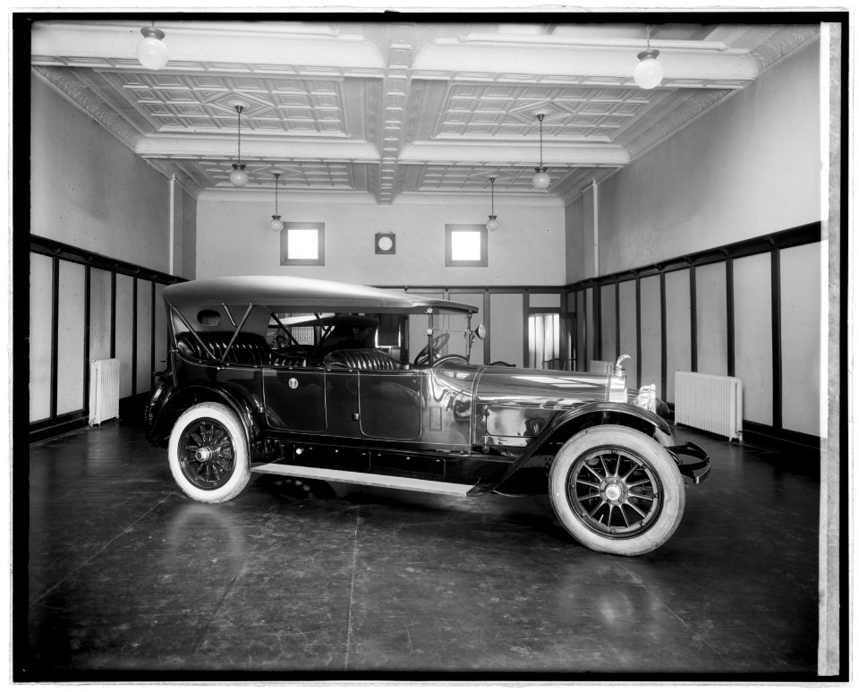 Pres. Harding's new $ 9,000.00 White House locomobile, 1921 LCCN2016852416