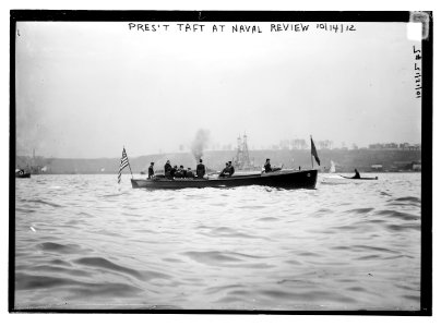 Pres't Taft at Naval Review LCCN2014690870