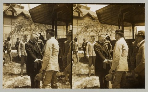 Pres. Roosevelt greeting the boys who fought in Cuba-Rough Rider reunion at San Antonio, Texas LCCN89712981