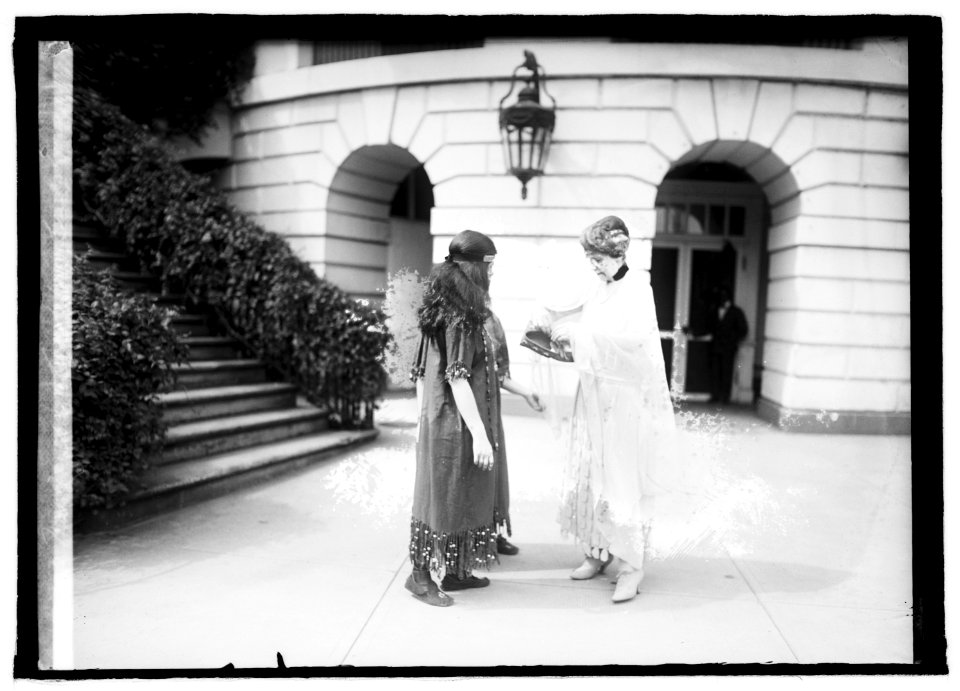 Pres. & Mrs. Harding & Campfire Girls, (6-17-21) LCCN2016845450