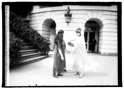 Pres. & Mrs. Harding & Campfire Girls, (6-17-21) LCCN2016845450