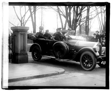 Pres. & Mrs. Wilson in auto LCCN2016827583