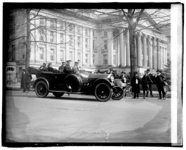 Pres. & Mrs. Wilson in auto LCCN2016827585