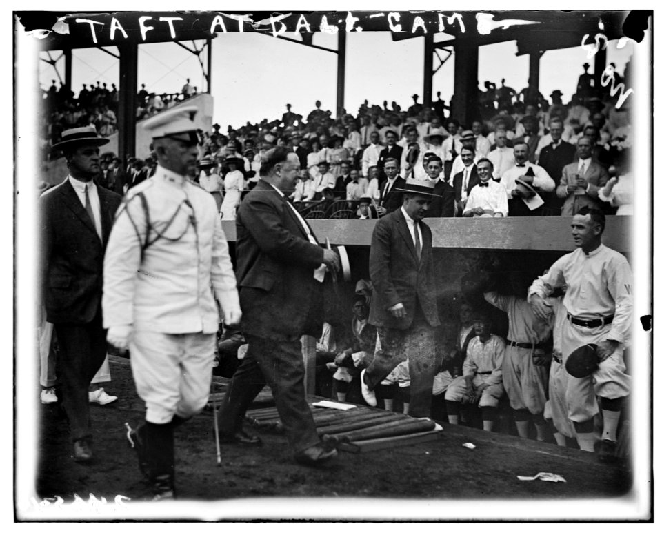 Pres. Taft at Wash-Chicago baseball game 2-4-30 LCCN2014691027