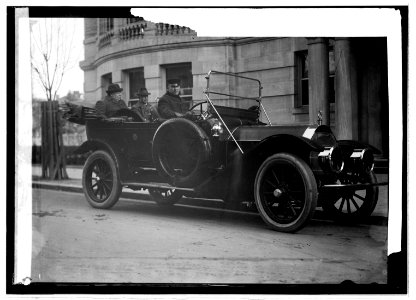 Pres. Taft in auto LCCN2016820735