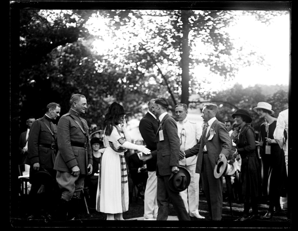 Pres. and Mrs. Harding shaking hands with soldiers (Washington, D.C.) LCCN2016891462