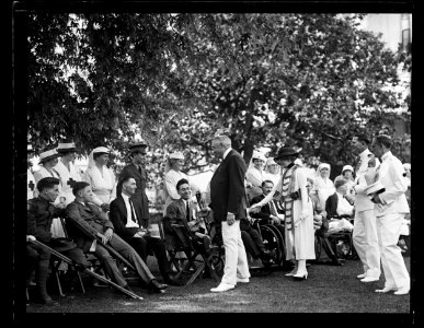 Pres. and Mrs. Harding shaking hands with wounded soldiers (Washington, D.C.) LCCN2016891461