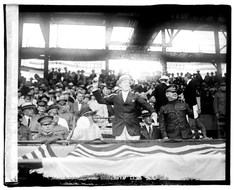 Pres. Wilson at Army & Navy ball game, 1919 LCCN2016827318