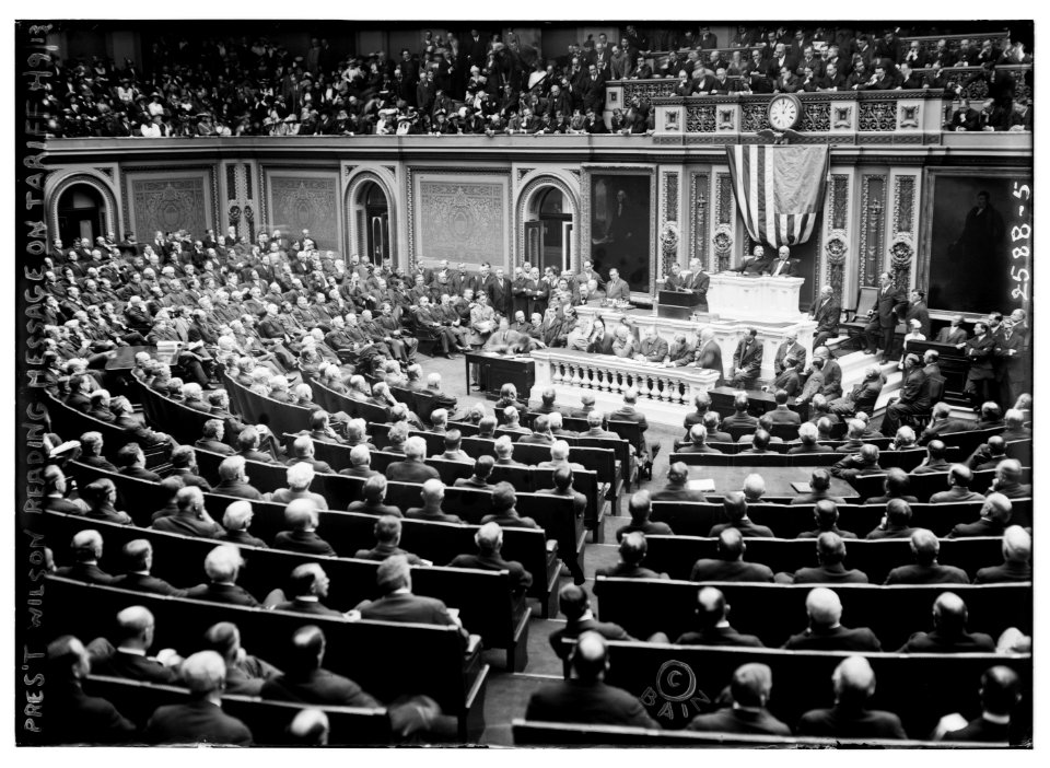 Pres. Wilson reading message on tariff to Congress, 4-9-13 LCCN2014691856