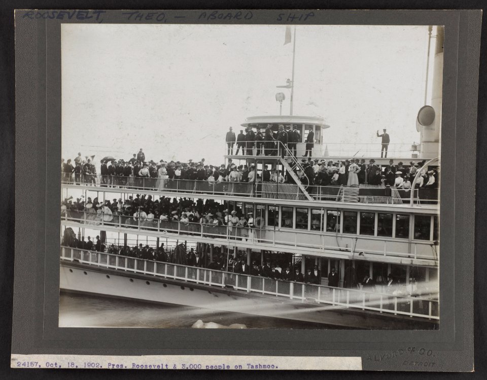 Pres. Roosevelt & 3,000 people on Tashmoo LCCN2013651282