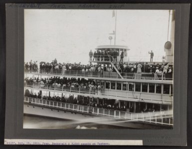 Pres. Roosevelt & 3,000 people on Tashmoo LCCN2013651282