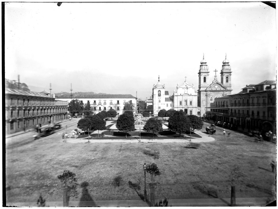Praça XV de Novembro, à esquerda o Paço Imperial, à direita o Arco do Teles e em frente a catedral da Sé, atual Igreja do Carmo