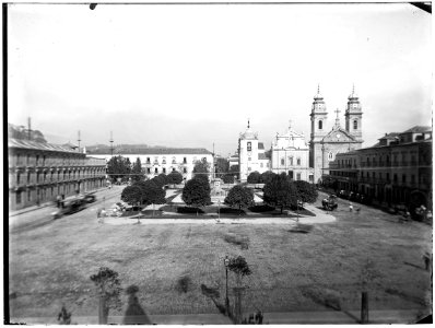 Praça XV de Novembro, à esquerda o Paço Imperial, à direita o Arco do Teles e em frente a catedral da Sé, atual Igreja do Carmo