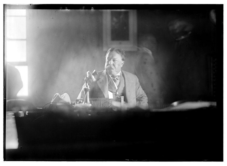 Pres. Taft at Ellis Island LCCN2014688665